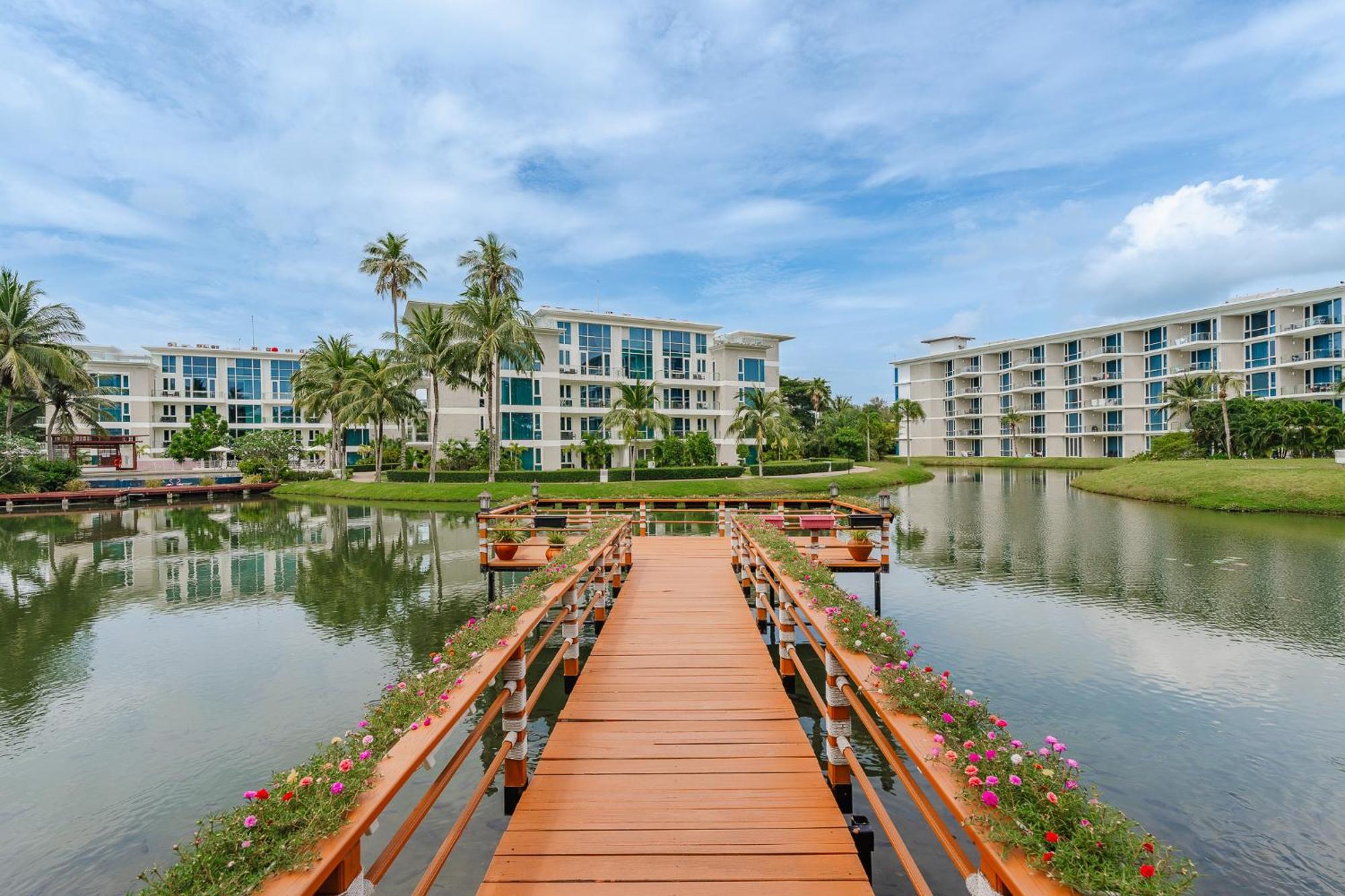 Splash Beach Resort, Maikhao Phuket - Sha Extra Plus Παραλία Μάι Κάο Εξωτερικό φωτογραφία The Village at Hua Hin Resort