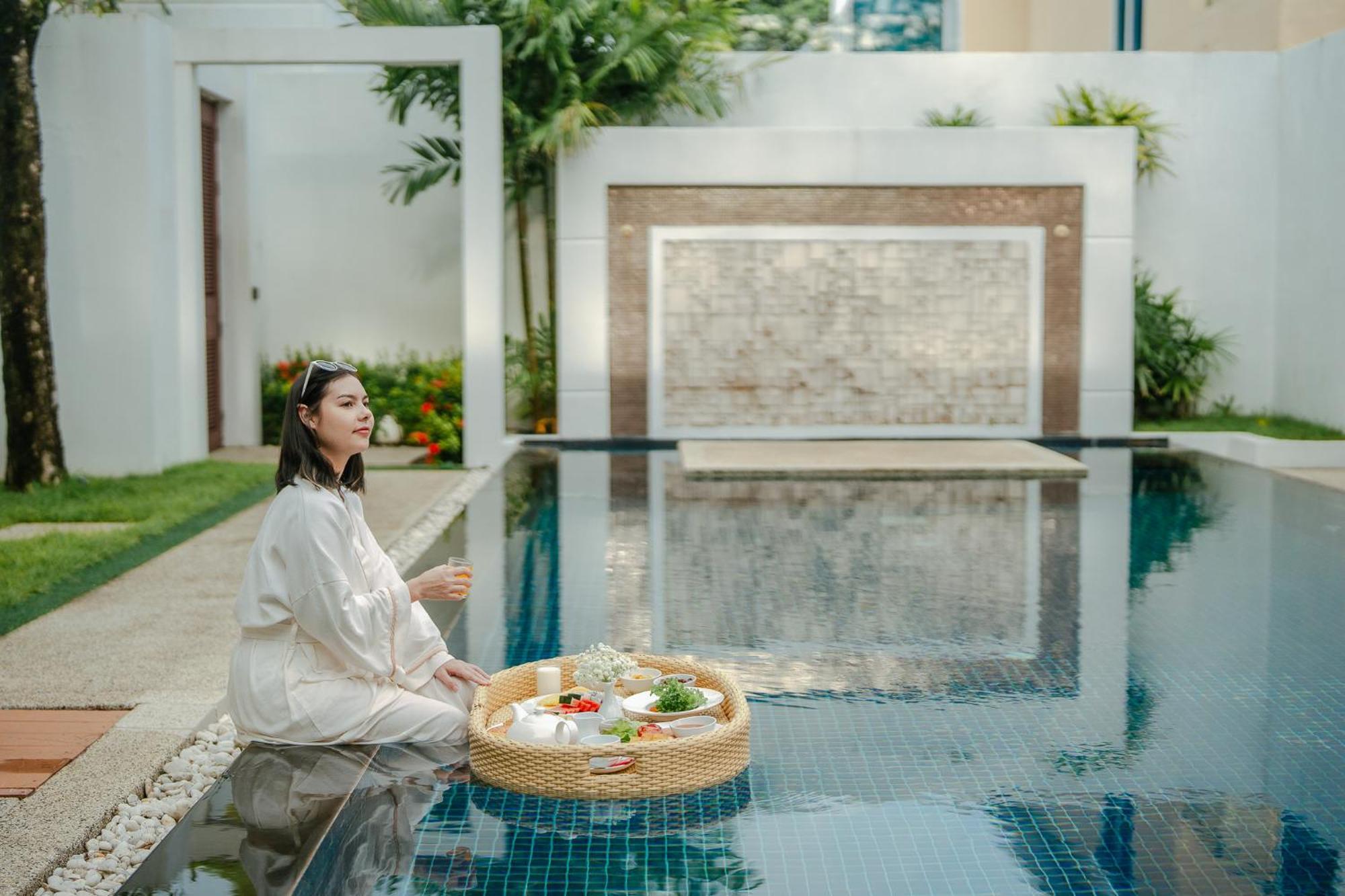 Splash Beach Resort, Maikhao Phuket - Sha Extra Plus Παραλία Μάι Κάο Εξωτερικό φωτογραφία A woman relaxing at a poolside