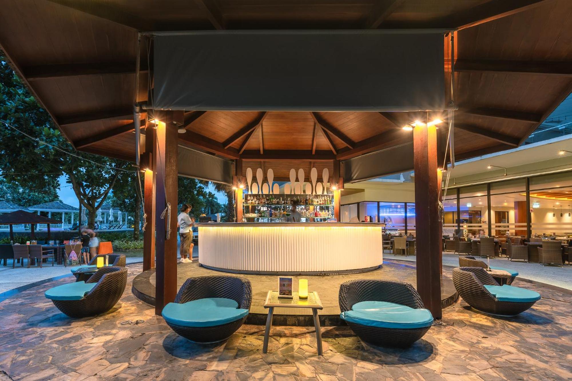 Splash Beach Resort, Maikhao Phuket - Sha Extra Plus Παραλία Μάι Κάο Εξωτερικό φωτογραφία The bar at the poolside